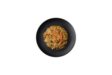 Koyu beton arka planda tavuk, havuç, böğürtlen, baharat ve bitkilerle nefis Özbek pilavı