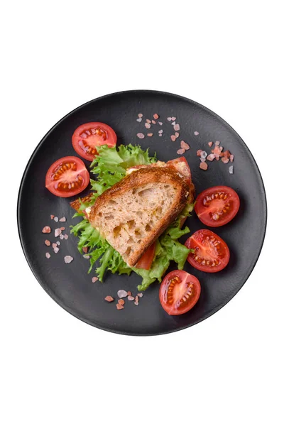 Delicioso Sándwich Caprese Con Tostadas Parrilla Mozzarella Lechuga Tomates Sobre — Foto de Stock