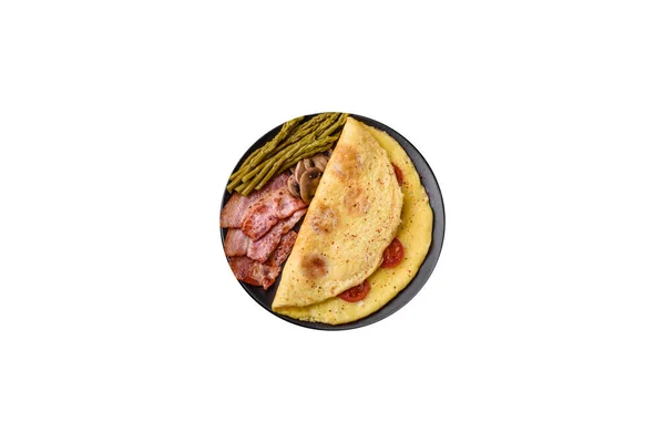 Läckra Färska Omelett Med Körsbärstomater Bacon Sparris Och Kryddor Mörk — Stockfoto