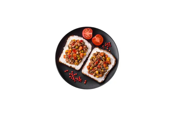 Leckere Veggie Sandwiches Mit Thunfischkonserven Und Mexikanischem Mischgemüse Auf Dunklem — Stockfoto