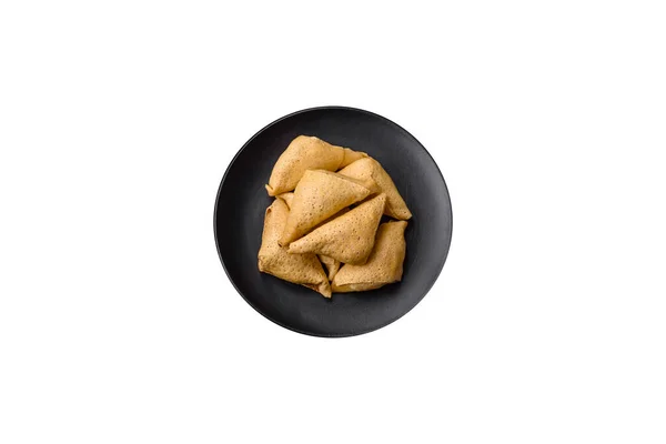 Köstliche Pfannkuchen Dreieckiger Form Mit Fleisch Salz Und Gewürzen Auf — Stockfoto
