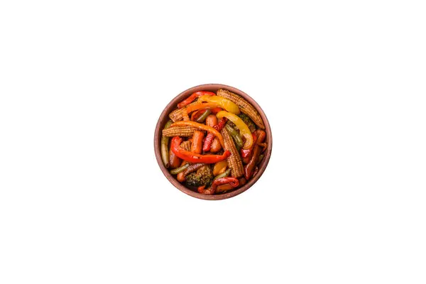 野菜のコーン ニンジン ピーマン ブロッコリー 玉ねぎをダークコンクリートの背景にセラミックプレート上の照り焼きソースに混ぜます — ストック写真