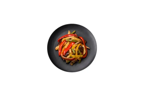 Вкусные Овощи Перец Спаржа Картофель Нарезанные Соевым Соусом Темном Бетонном — стоковое фото