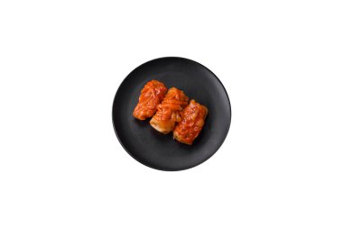 Etli, pirinçli, tuzlu, baharatlı ve otlu lahana sarmaları. Geleneksel Ukrayna mutfağı