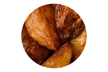 Lezzetli ızgara patates dilimleri, sarımsak, baharat ve otlar koyu beton arka planda.