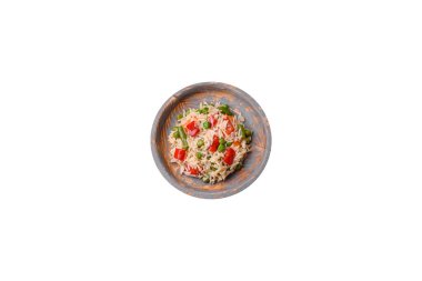 Lezzetli haşlanmış pirinç, biber, bezelye, kuşkonmaz fasulyesi ve havuç ve beton kaplama.