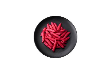 Beton arka planda pancar, peynir, tuz ve baharatlı lezzetli makarna.