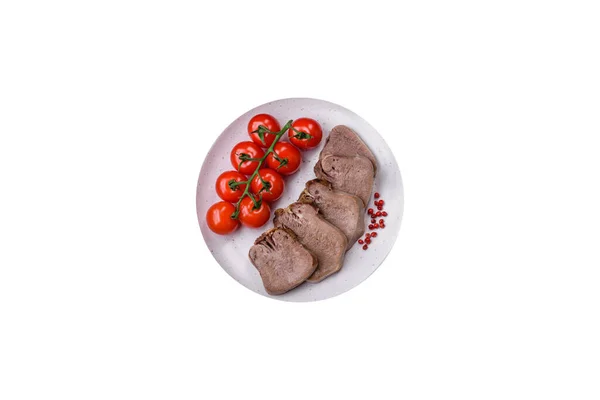Deliciosa Língua Carne Cozida Fatias Com Legumes Especiarias Fundo Concreto — Fotografia de Stock