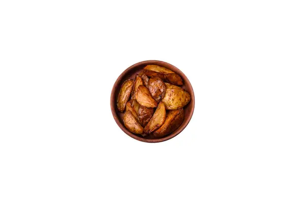 Heerlijke Gegrilde Aardappelschijfjes Met Knoflook Specerijen Kruiden Een Donkere Betonnen — Stockfoto