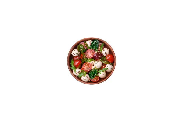 Deliciosa Salada Fresca Com Queijo Mussarela Tomate Cereja Ervas Sal — Fotografia de Stock