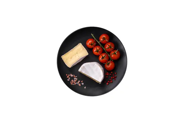 Delicioso Queijo Brie Fresco Forma Uma Mini Cabeça Com Tomates — Fotografia de Stock