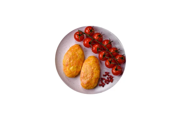 Köstliche Dampfschnitzel Mit Karotten Käse Salz Und Gewürzen Auf Dunklem — Stockfoto