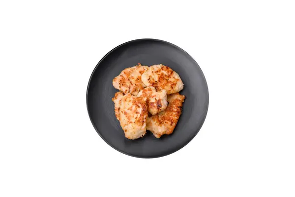Leckere Gebratene Hühnerfleischkoteletts Mit Gewürzen Salz Und Kräutern Auf Dunklem — Stockfoto