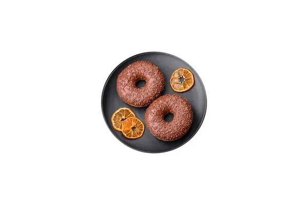 맛있는 초콜릿 유약을 도넛에 어두운 콘크리트 배경에 초콜릿 뿌린다 — 스톡 사진