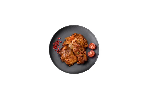Köstliches Gebratenes Huhn Sauce Mit Zwiebeln Salz Gewürzen Und Kräutern — Stockfoto