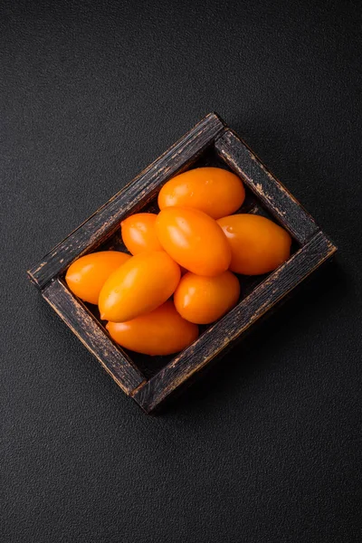 Tomates Fraîches Forme Prune Jaune Vif Juteuses Sur Fond Béton — Photo