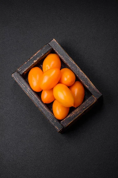 Heldere Sappige Verse Gele Pruimvormige Tomaten Een Zwarte Getextureerde Betonnen — Stockfoto