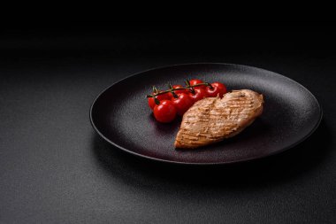 Lezzetli ızgara tavuk filetosu. Tuz, baharat ve çimento kaplı otlar.