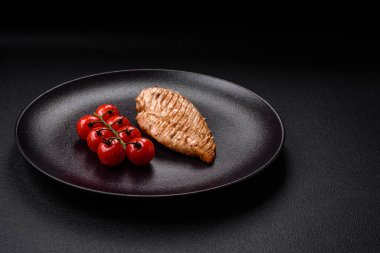 Lezzetli ızgara tavuk filetosu. Tuz, baharat ve çimento kaplı otlar.