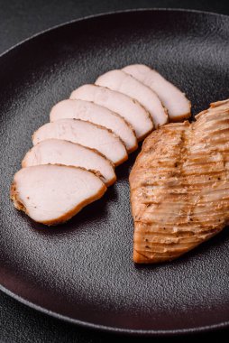 Lezzetli ızgara tavuk filetosu. Tuz, baharat ve çimento kaplı otlar.