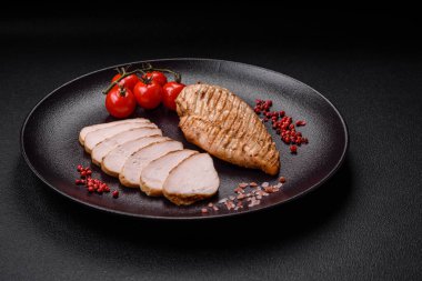 Lezzetli ızgara tavuk filetosu. Tuz, baharat ve çimento kaplı otlar.