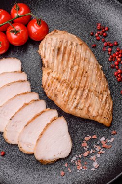 Lezzetli ızgara tavuk filetosu. Tuz, baharat ve çimento kaplı otlar.