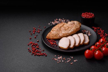 Lezzetli ızgara tavuk filetosu. Tuz, baharat ve çimento kaplı otlar.