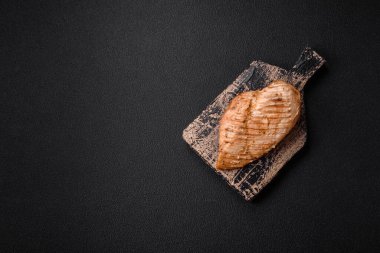 Lezzetli ızgara tavuk filetosu. Tuz, baharat ve çimento kaplı otlar.