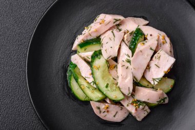 Lezzetli taze salatalık ve ızgara tavuk dilimleri, Fransız hardalı, tuz ve baharatları koyu beton arka planda.