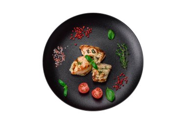 Lezzetli sulu tavuk, tuzlu hindi şişleri, baharatlar ve çimento kaplı otlar.