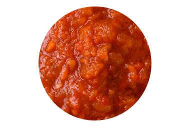 Lezzetli domates sosu biber, sarımsak, tuz, baharat ve otlar koyu beton arka planda beyaz bir sos teknesinde.