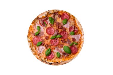 Salamlı, etli, peynirli, domatesli, baharatlı ve çimento kaplı lezzetli fırın fırınlanmış pizza.