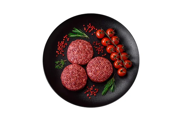 Hamburguesa Fresca Carne Molida Con Sal Especias Sobre Fondo Hormigón —  Fotos de Stock