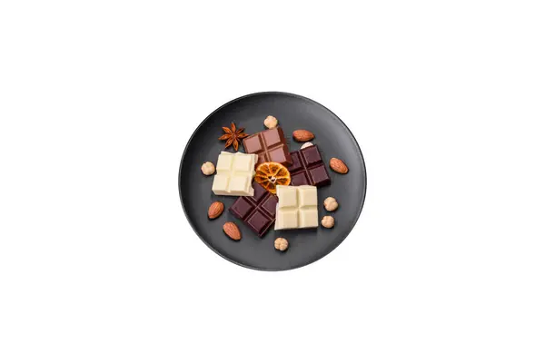 Een Mix Van Verschillende Soorten Heerlijke Zoete Chocolade Gebroken Blokjes — Stockfoto