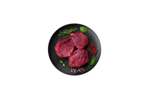 Saftiges Rohes Rindfleisch Mit Gewürzen Salz Und Kräutern Auf Dunklem — Stockfoto