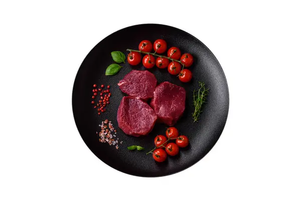 Sappig Rauw Rundvlees Met Specerijen Zout Kruiden Een Donkere Betonnen — Stockfoto