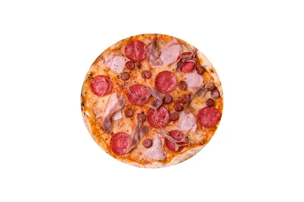 サラミ チーズ トマト スパイスとハーブをダークコンクリートの背景においしい焼きたてのピザ — ストック写真