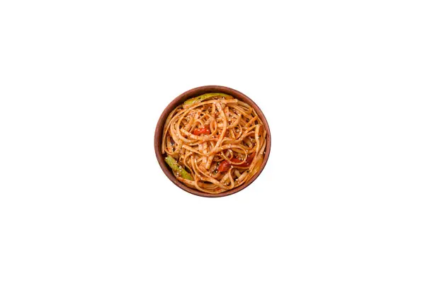 Вкусное Азиатское Блюдо Удон Овощами Грибами Солью Специями Керамической Пластине — стоковое фото