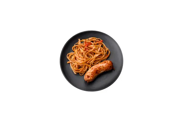 Delicious Juicy Grilled Sausage Pasta Noodles Salt Spices Herbs Ceramic — Stock Photo, Image