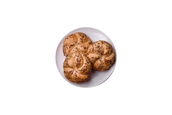 Delicioso Pão Crocante Recém Assado Rolo Kaiser Com Sementes Gergelim — Fotografia de Stock