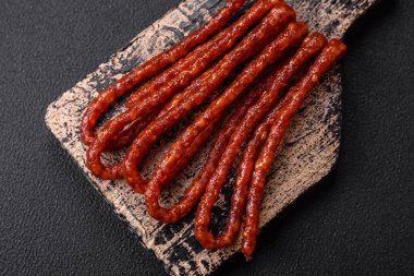 Lezzetli ince tütsülenmiş, tuzlu, baharatlı ve çimento kaplı sosisler.