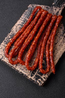 Lezzetli ince tütsülenmiş, tuzlu, baharatlı ve çimento kaplı sosisler.