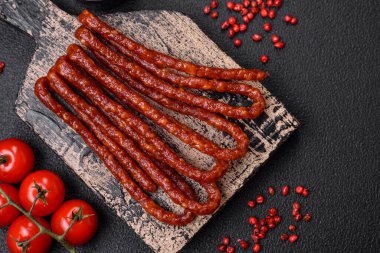 Lezzetli ince tütsülenmiş, tuzlu, baharatlı ve çimento kaplı sosisler.