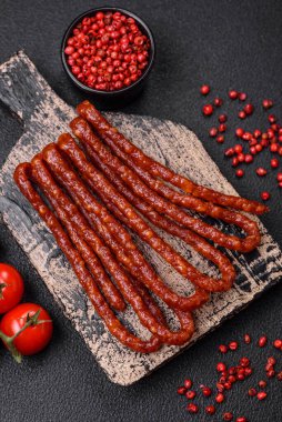 Lezzetli ince tütsülenmiş, tuzlu, baharatlı ve çimento kaplı sosisler.