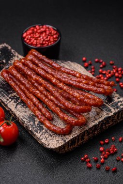 Lezzetli ince tütsülenmiş, tuzlu, baharatlı ve çimento kaplı sosisler.