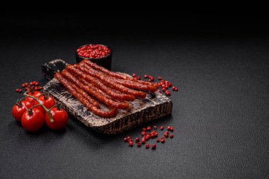 Lezzetli ince tütsülenmiş, tuzlu, baharatlı ve çimento kaplı sosisler.