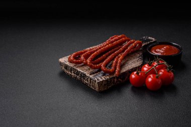 Lezzetli ince tütsülenmiş, tuzlu, baharatlı ve çimento kaplı sosisler.