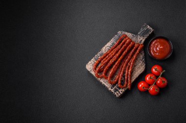 Lezzetli ince tütsülenmiş, tuzlu, baharatlı ve çimento kaplı sosisler.