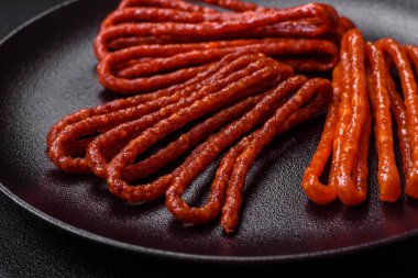 Lezzetli ince tütsülenmiş, tuzlu, baharatlı ve çimento kaplı sosisler.