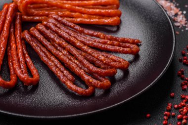 Lezzetli ince tütsülenmiş, tuzlu, baharatlı ve çimento kaplı sosisler.